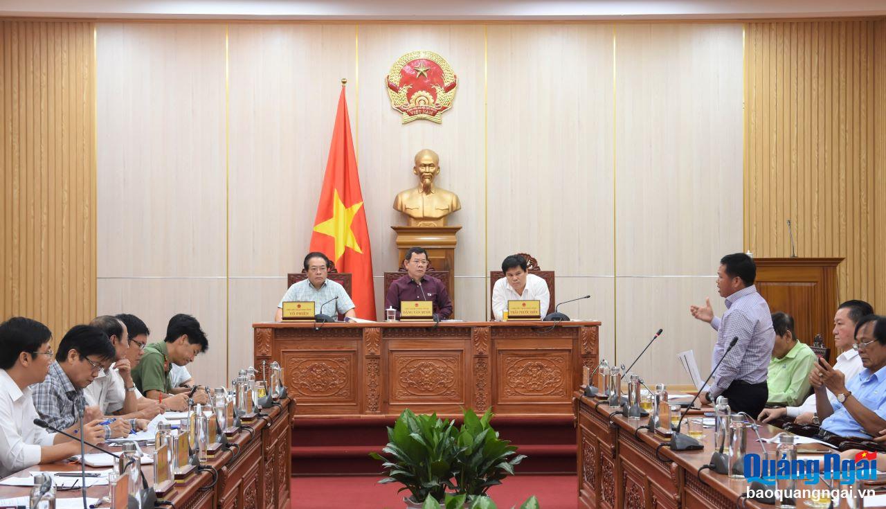 Chủ tịch UBND tỉnh Đặng Văn Minh và các Phó Chủ tịch UBND tỉnh Võ Phiên, Trần Phước Hiền chủ trì cuộc họp.