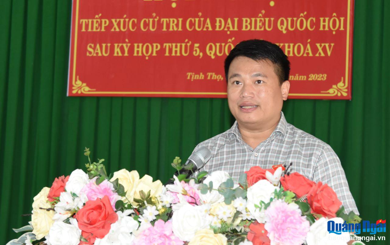 Phó Bí thư Thường trực Tỉnh ủy, Trưởng Đoàn ĐBQH tỉnh Đặng Ngọc Huy trao đổi cùng cử tri xã Tịnh Thọ.
