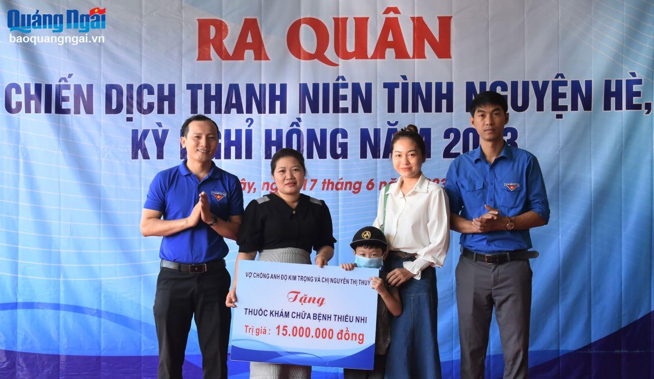 Nhân dịp này, vợ chồng anh Đỗ Kim Trọng và chị Nguyễn Thị Thủy tặng thuốc hỗ trợ khám chữa bệnh cho thiếu nhi trị giá 15 triệu đồng.
