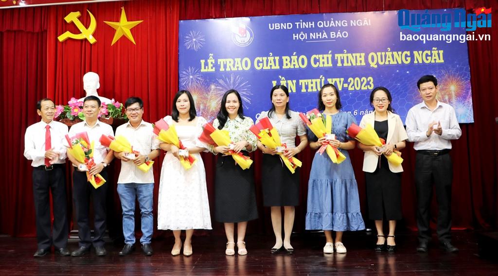 Trao thẻ hội viên cho 7 phóng viên, biên tập viên thuộc các cơ quan báo chí tỉnh được kết nạp vào Hội Nhà báo Việt Nam.