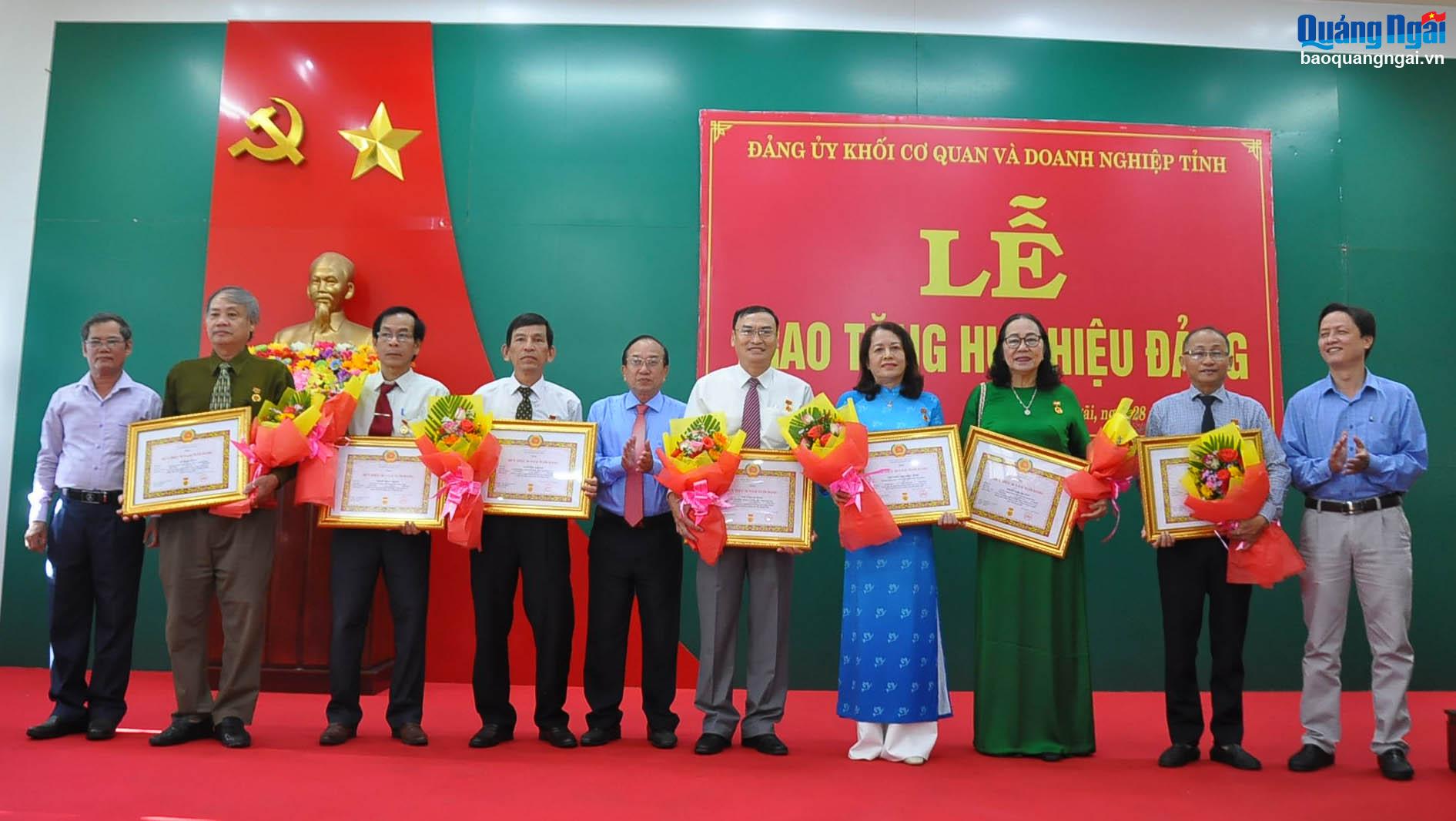 Thường trực Đảng ủy Khối Cơ quan và Doanh nghiệp tỉnh trao Huy hiệu 30 năm tuổi Đảng cho đồng chí Võ Văn Quỳnh và 7 đảng viên.
