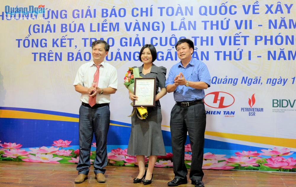 Trao thưởng cho tác giả đoạt giải A Cuộc thi viết phóng sự, ký sự trên Báo Quảng Ngãi lần thứ I - năm 2021.