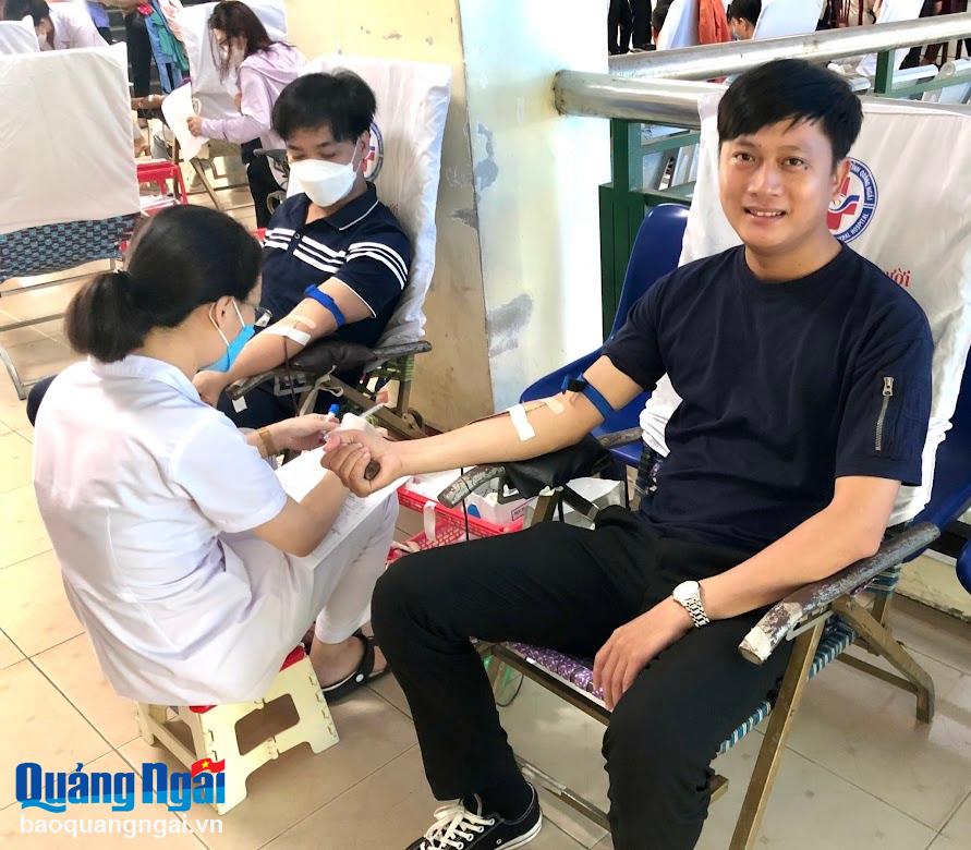Đoàn viên công đoàn cơ sở Báo Quảng Ngãi tham gia hiến máu tình nguyện 