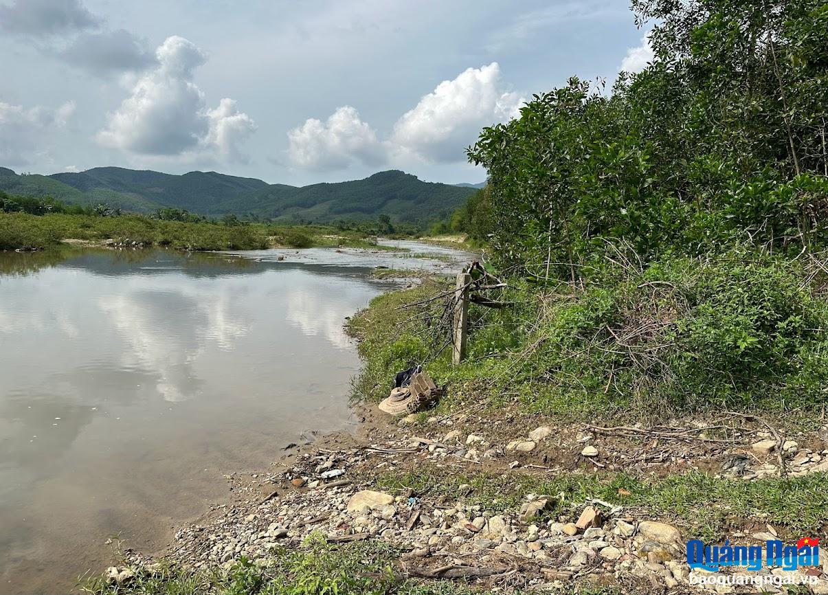 Kiểm tra tình trạng sạt lở bờ sông Phước Giang