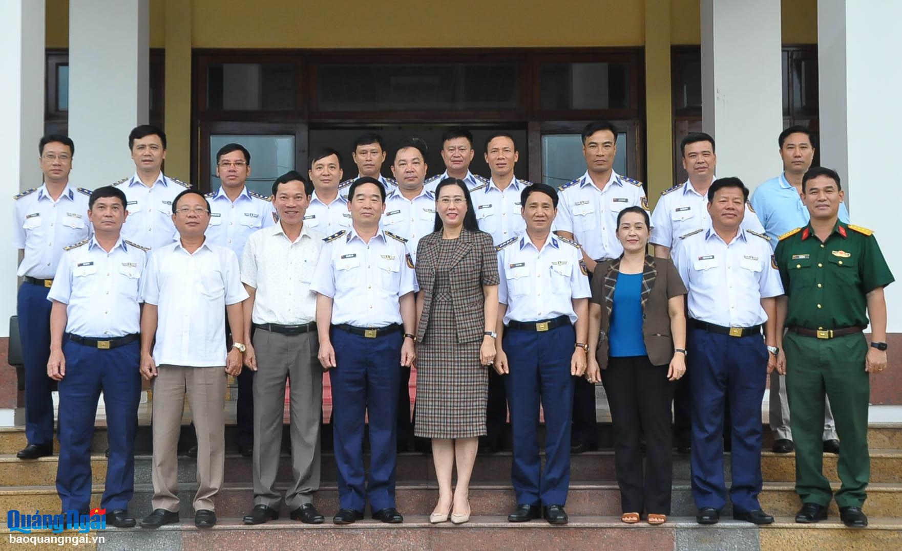 Đoàn công tác Cảnh sát biển Việt Nam và lãnh đạo tỉnh chụp hình lưu niệm.