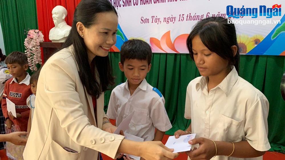 Chủ nhiệm Câu lạc bộ Nhà báo nữ Nguyễn Thị Lý trao quà cho các em