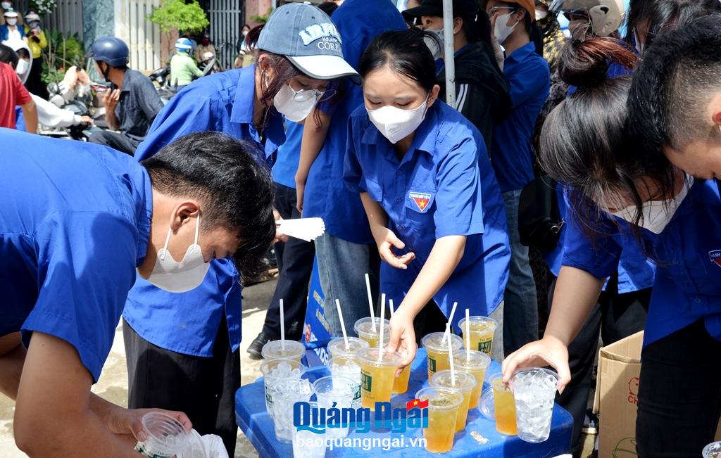 Các tình nguyện viên chuẩn bị chu đáo từng ly nước đảm bảo hợp vệ sinh để trao đến tận tay các thí sinh.