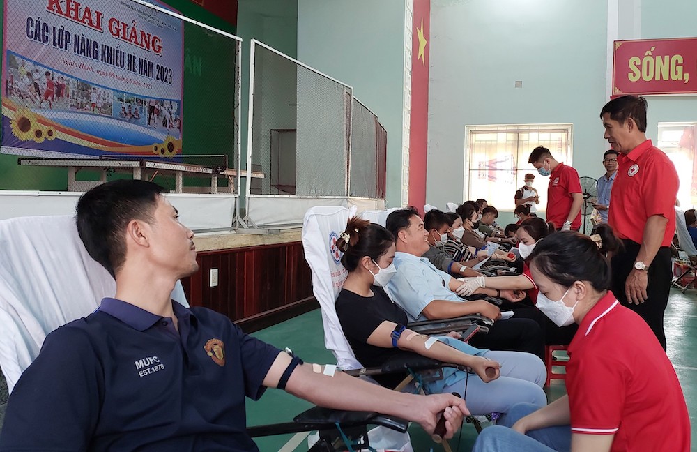 Người dân huyện Nghĩa Hành tham gia hiến máu.