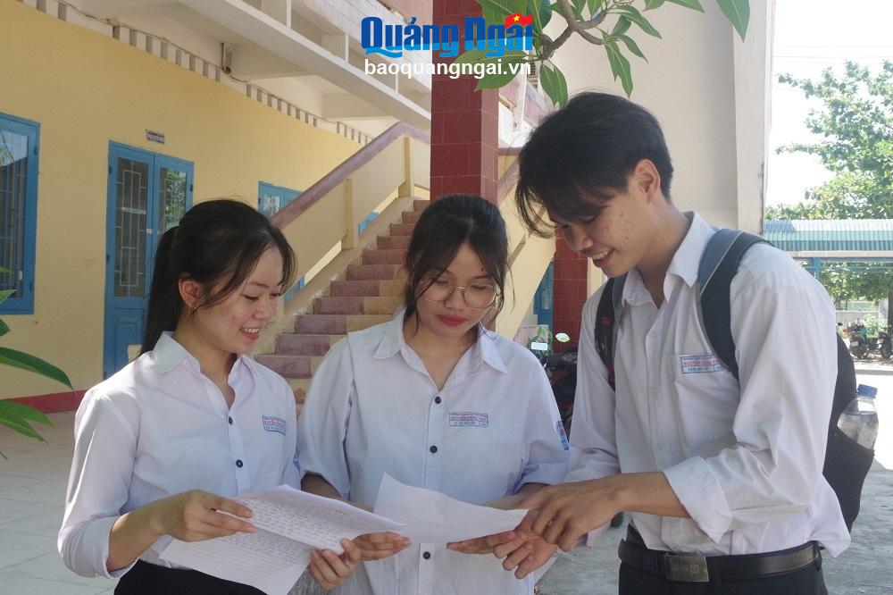 Thí sinh tại điểm thi Trường THPT Nguyễn Công Trứ (Mộ Đức) trao đổi bài sau khi hoàn thành bài thi môn Ngữ Văn.