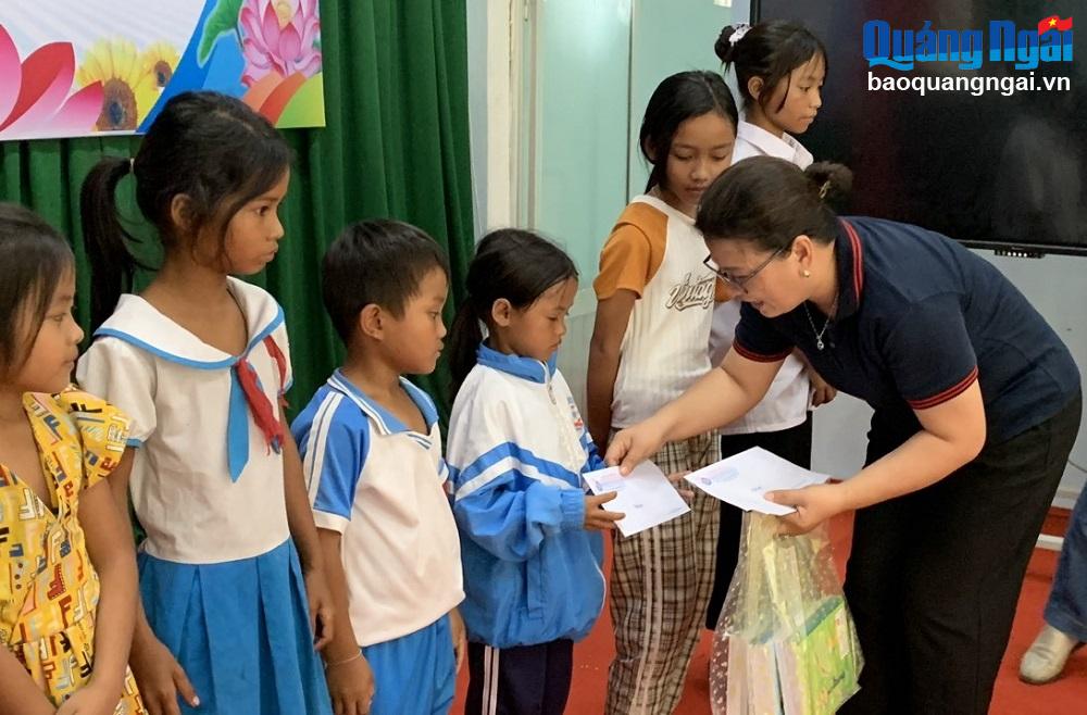 Phó Chủ nhiệm CLB Nhà báo nữ Nguyễn Thị Thu Thảo trao những phần quà cho các em học sinh