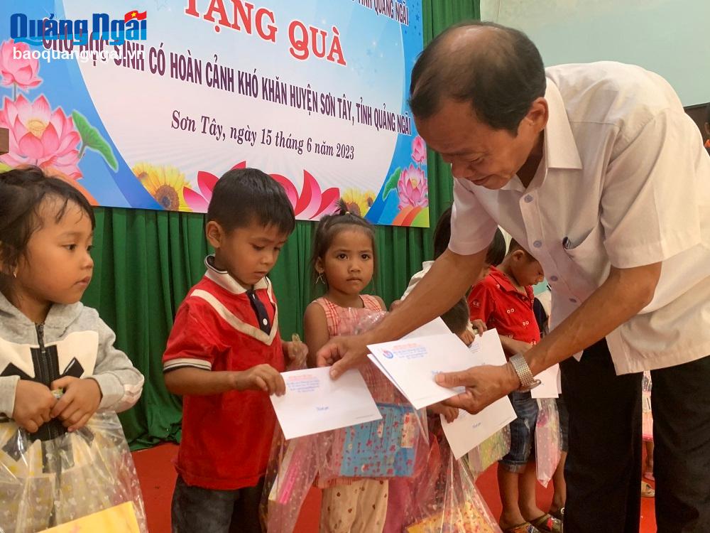 Phó Chủ tịch Thường trực Hội Nhà báo tỉnh Trần Cao Tánh trao quà cho các em học sinh mồ côi