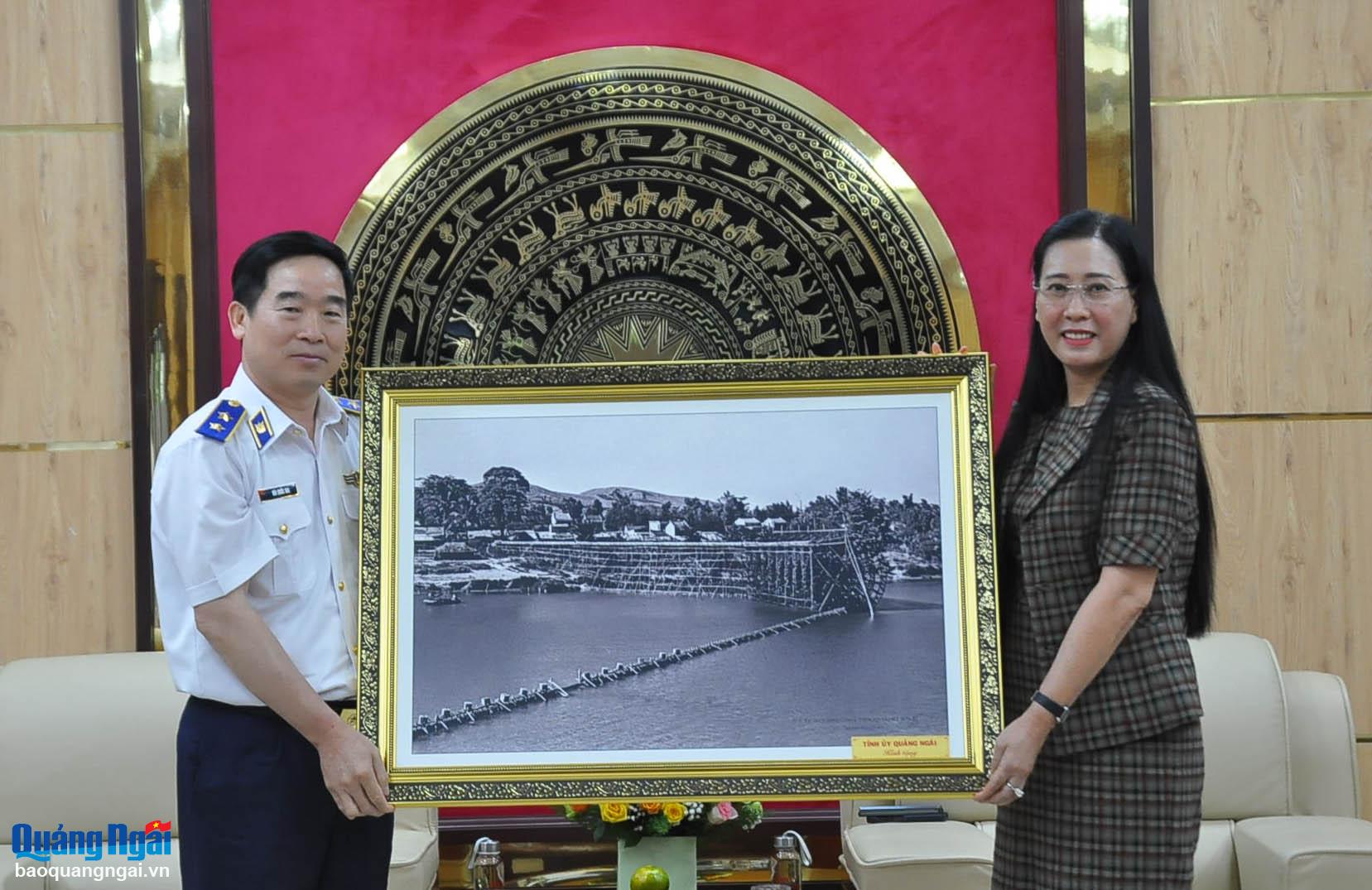 Lãnh đạo tỉnh tặng quà lưu niệm cho đoàn công tác Cảnh sát biển Việt Nam. 