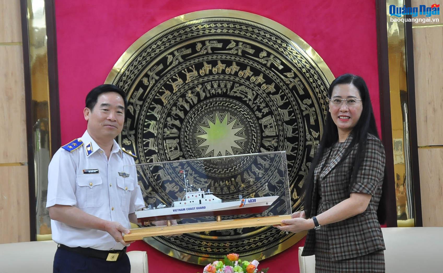 Đoàn công tác Cảnh sát biển Việt Nam tặng quà lưu niệm cho tỉnh Quảng Ngãi. 