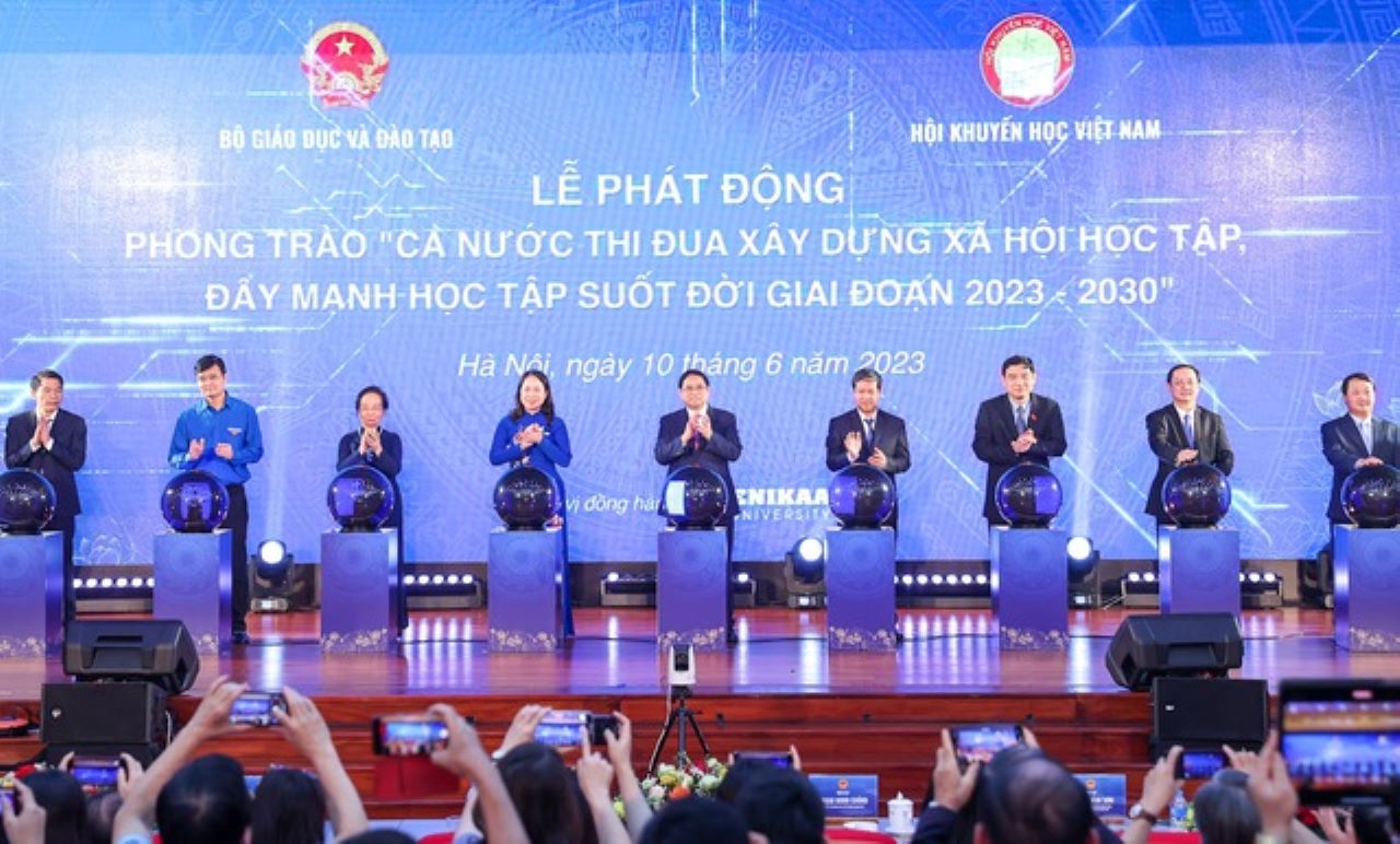 Thủ tướng Phạm Minh Chính và các đại biểu thực hiện nghi thức phát động Phong trào Cả nước thi đua xây dựng xã hội học tập, đẩy mạnh học tập suốt đời giai đoạn 2023-2030 - Ảnh: VGP/Nhật Bắc.