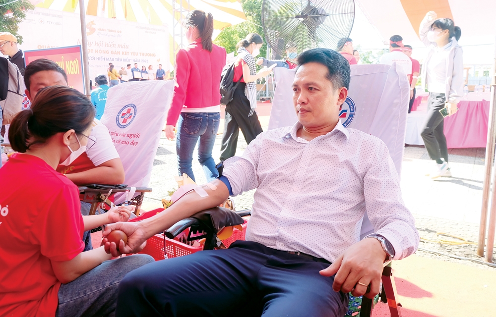 Ông Trần Thanh Hoài hiến máu trong Chương trình Hành trình đỏ năm 2023.     