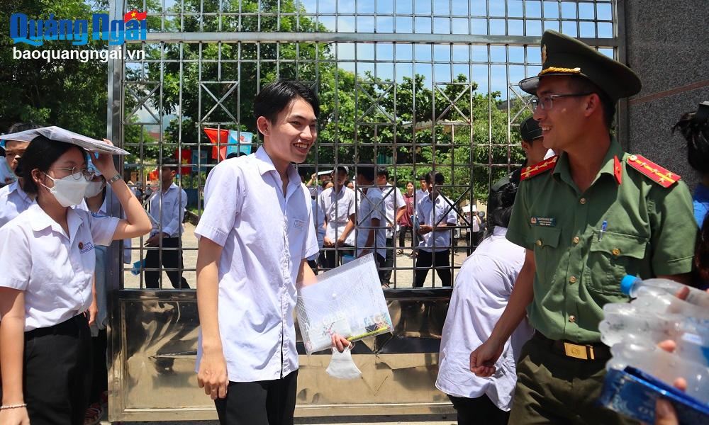 Công an huyện Trà Bồng có mặt tại điểm thi tiếp sức cho thí sinh.