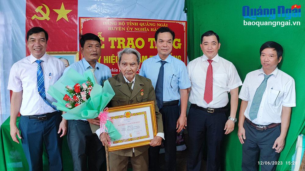 Trao Huy hiệu 75 năm tuổi Đảng cho đảng viên Trần Ca.