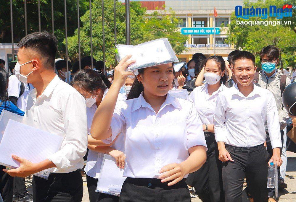 Thí sinh dự thi tại điểm thi Trường THPT số 1 Tư Nghĩa phấn khởi hoàn thành ngày thi đầu tiên.