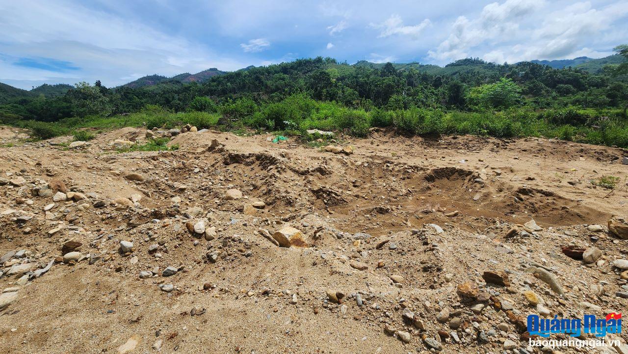 Hiện giá cát xây dựng trên địa bàn huyện Trà Bồng ở các xã khu Tây có giá rất cao, khoảng 350 nghìn đồng - 400 nghìn đồng/m3.