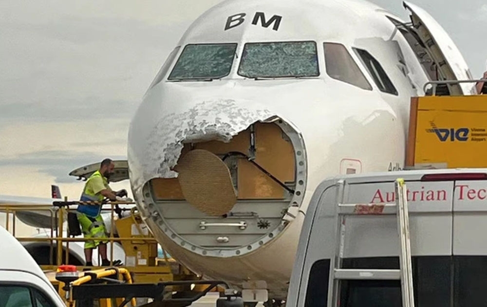 Chiếc Airbus A320 bị vỡ mũi của Austrian Airlines đậu tại sân bay quốc tế Vienna sau sự cố hôm 9/6 - Ảnh: @EMM.ELY/INSTAGRAM