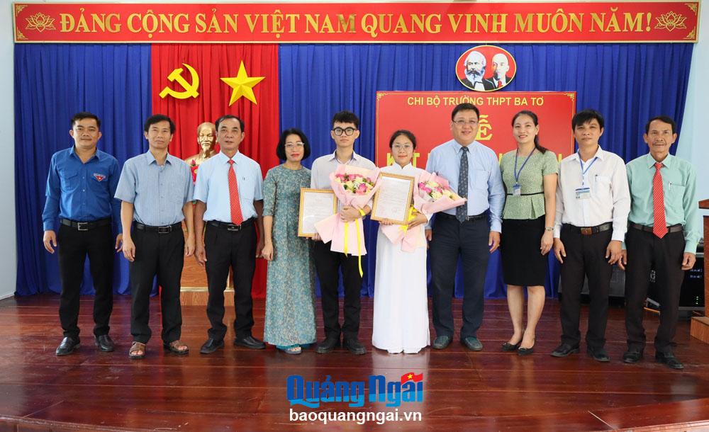 Lãnh đạo Huyện ủy, Huyện đoàn Ba Tơ và lãnh đạo Trường THPT Ba Tơ tặng hoa chúc mừng 2 tân đảng viên.