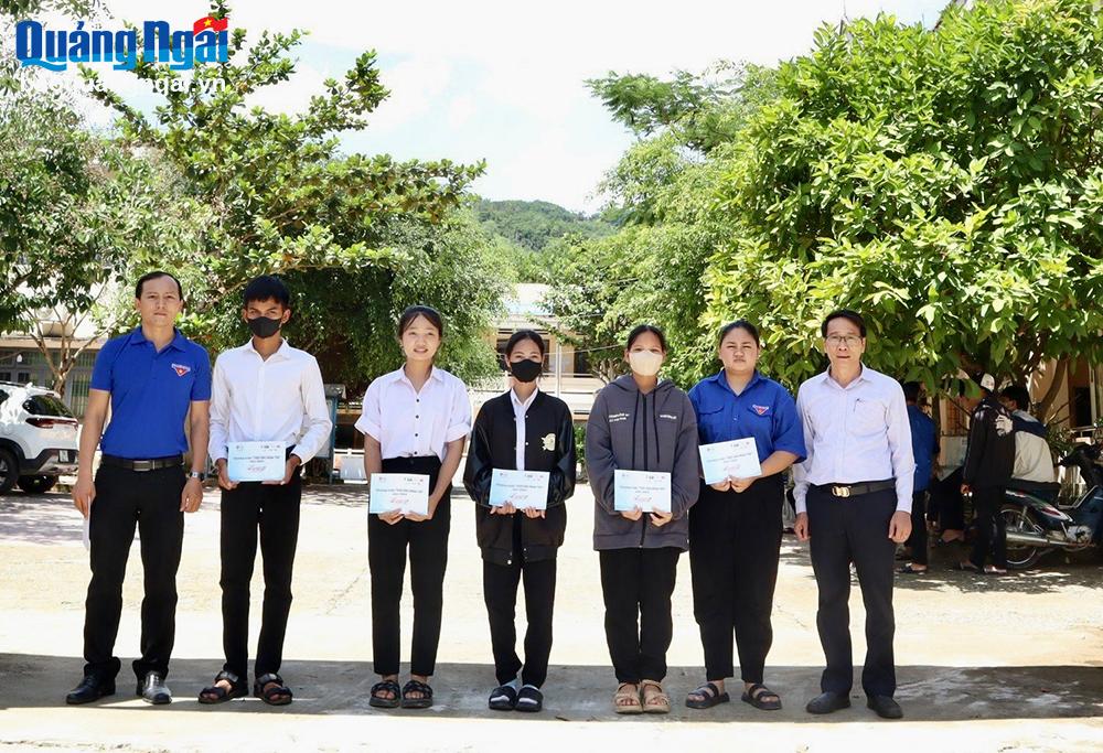 Huyện Đoàn Sơn Tây trao học bổng cho các thí sinh có hoàn cảnh khó khăn tham gia kỳ thi.
