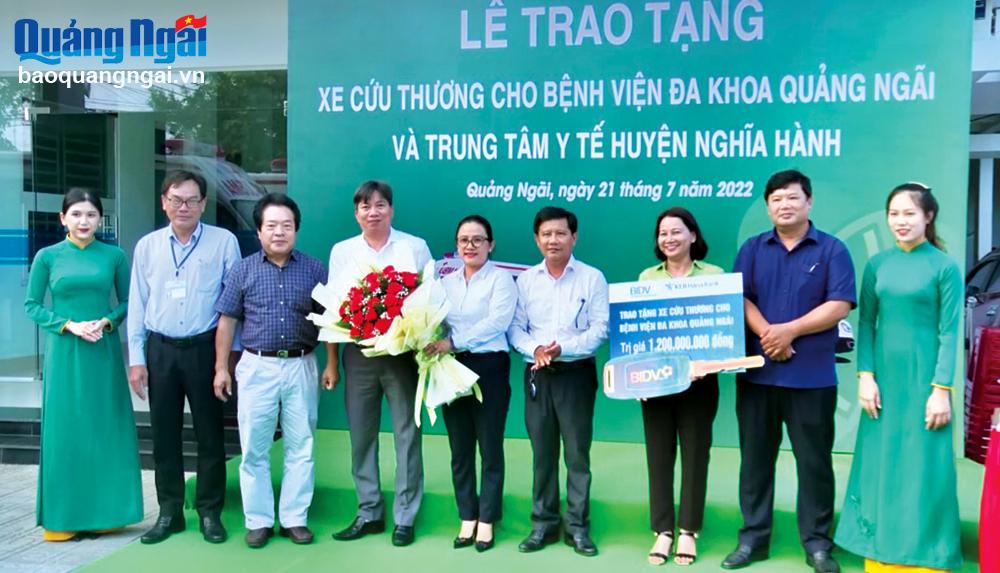 Trong năm 2022, BIDV Quảng Ngãi trao tặng 3 xe cứu thương, trị giá 3,6 tỷ đồng cho các trung tâm y tế, bệnh viện trên địa bàn tỉnh. 