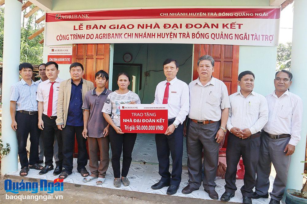 Ủy ban MTTQ Việt Nam huyện Trà Bồng phối hợp với Agribank Chi nhánh huyện Trà Bồng bàn giao nhà đại đoàn kết cho gia đình anh Hồ Văn Đôi. 
Ảnh: NHỊ PHƯƠNG