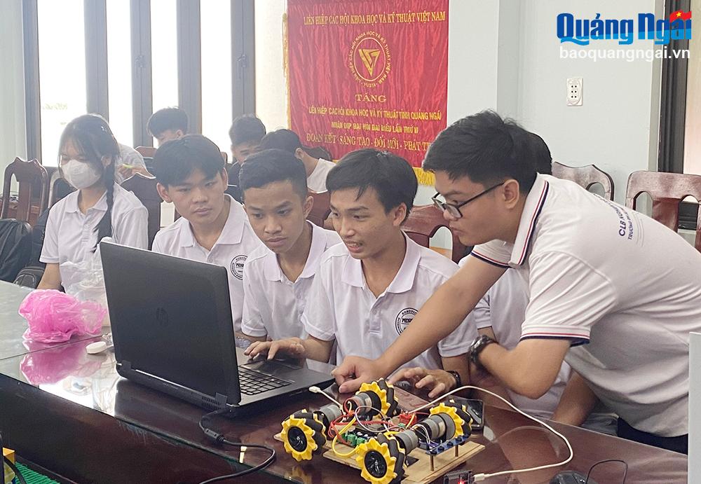 Sinh viên Trường Đại học Sư phạm Kỹ thuật TP.Hồ Chí Minh hướng dẫn đội thi của Trường THPT số 2 Mộ Đức (Mộ Đức) hoàn thành robot.