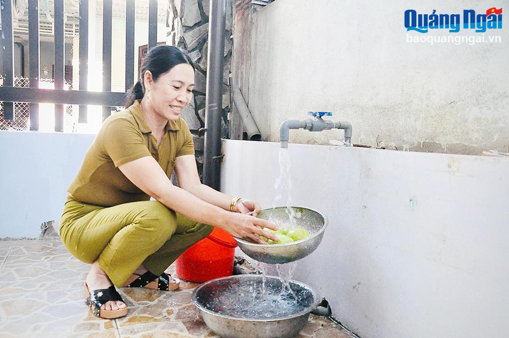 Người dân thôn Mỹ Tân, xã Bình Chánh phấn khởi khi nguồn nước sạch được đưa về tận thôn, phục vụ nhu cầu sinh hoạt hằng ngày. Ảnh: NHÃ UYÊN