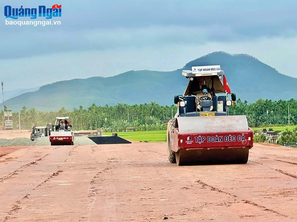 Lu lèn đất đắp nền đường cao tốc Quảng Ngãi - Hoài Nhơn, đoạn qua xã Hành Thuận (Nghĩa Hành). 
Ảnh: T.N