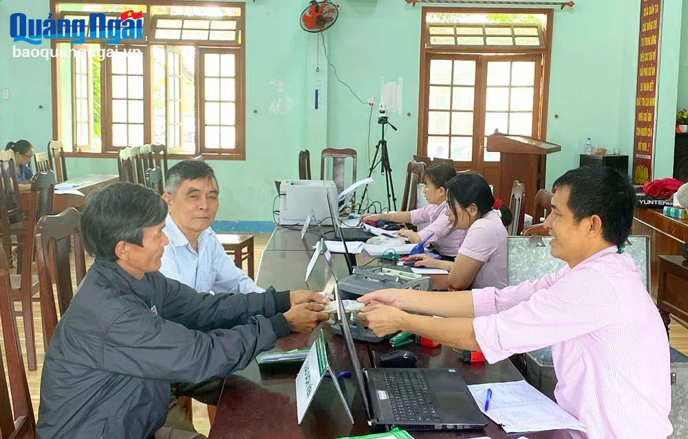 Phòng Giao dịch Ngân hàng Chính sách xã hội huyện Sơn Tịnh giao dịch với người dân tại xã Tịnh Phong (Sơn Tịnh).
