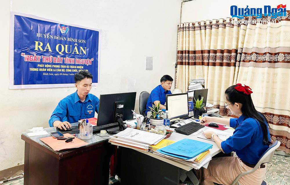 Cán bộ, công chức, viên chức trẻ của Văn phòng Đăng ký‎ đất đai tỉnh - Chi nhánh huyện Bình Sơn làm việc ngày thứ 7 để giải quyết hồ sơ tồn đọng. Ảnh: H.THU
