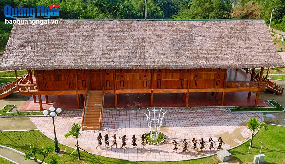 Nhà sàn truyền thống của đồng bào Hrê ở huyện Sơn Hà.
Ảnh: ĐOÀN VƯƠNG QUỐC