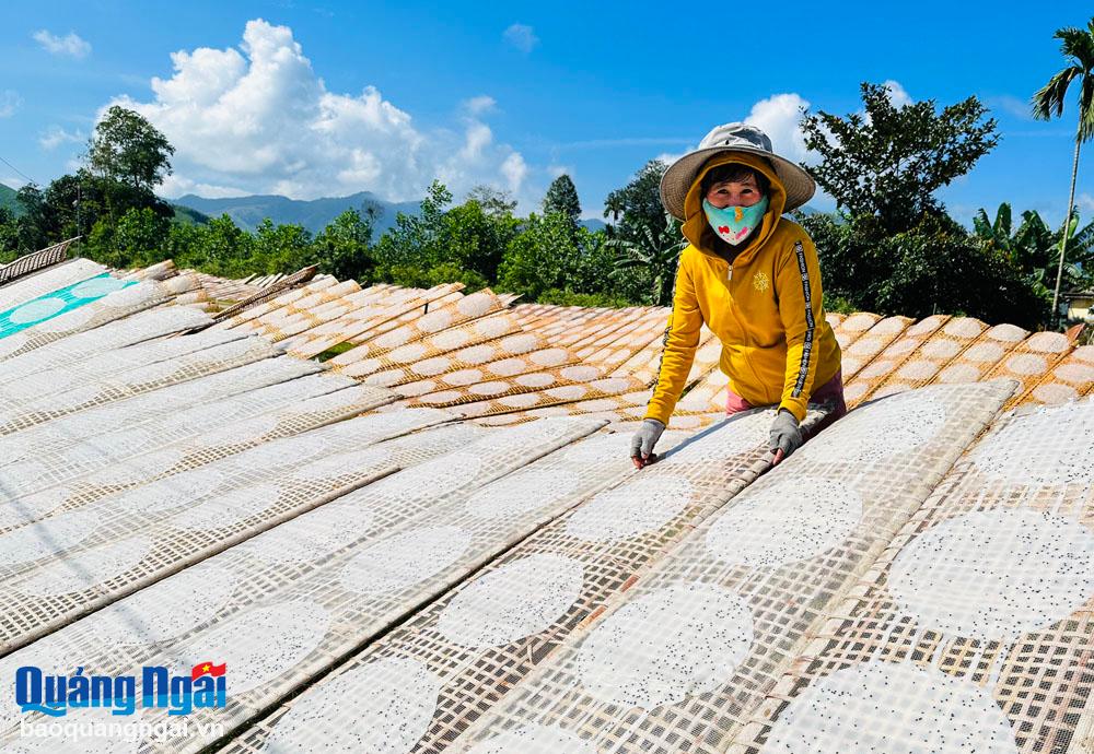 Nhiều hộ dân ở nông thôn đang nỗ lực phát triển kinh tế gia đình.
Trong ảnh: Cơ sở sản xuất bánh tráng Hoàng Long, huyện Minh Long.  Ảnh: PV