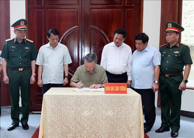 Chủ tịch nước Tô Lâm viết lưu bút tại Khu Di tích Quốc gia đặc biệt rừng Trần Hưng Đạo - Ảnh: TTXVN