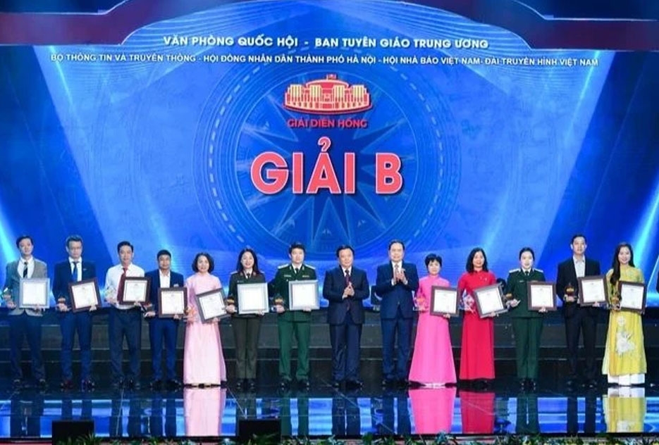 Đồng chí Trần Thanh Mẫn và đồng chí Nguyễn Xuân Thắng trao giải B cho đại diện các nhóm tác giả đoạt Giải Diên Hồng lần thứ 2.