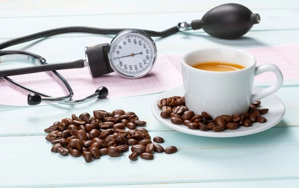 Người bệnh tăng huyết áp nên chọn loại cà phê đã được loại bỏ caffein để sử dụng.