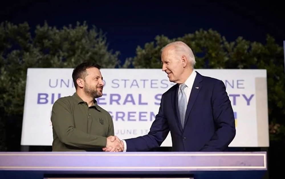 Tổng thống Mỹ Joe Biden và người đồng cấp Ukraine Volodymyr Zelensky ký thỏa thuận an ninh. (Nguồn: Getty/TTXVN)