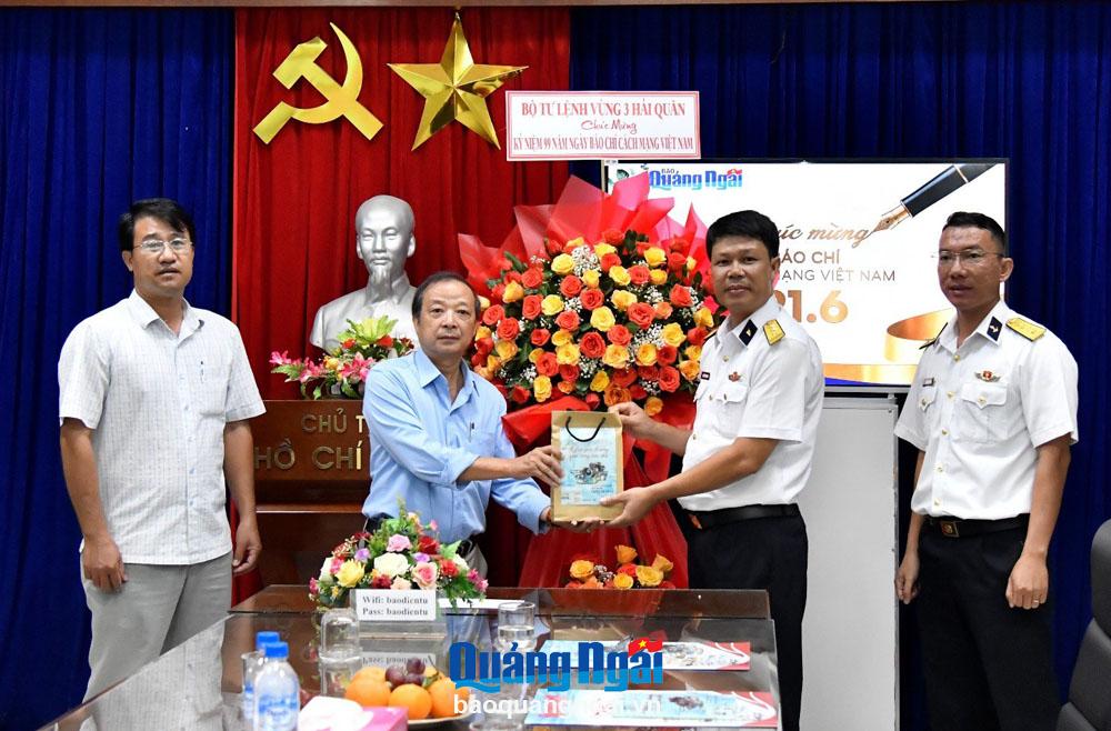Tổng Biên tập Báo Quảng Ngãi tặng Tuyển tập tác phẩm đạt giải Cuộc thi viết phóng sự, ký sự lần thứ II cho lãnh đạo Lữ đoàn 680.