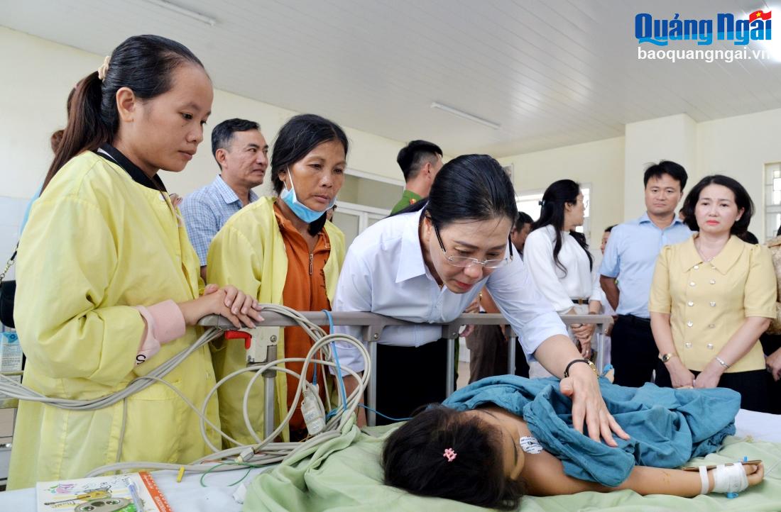 Bí thư Tỉnh ủy Bùi Thị Quỳnh Vân thăm nạn nhân vụ án mạng ở Nghĩa Dõng