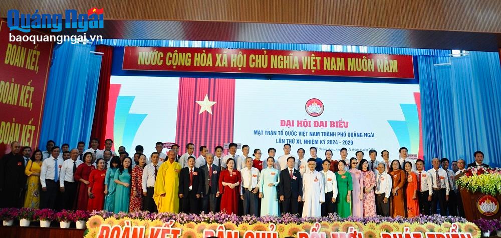 Các vị Ủy viên Ủy ban MTTQ Việt Nam TP.Quảng Ngãi khoá XI, nhiệm kỳ 2024 – 2029 ra mắt đại hội. 
