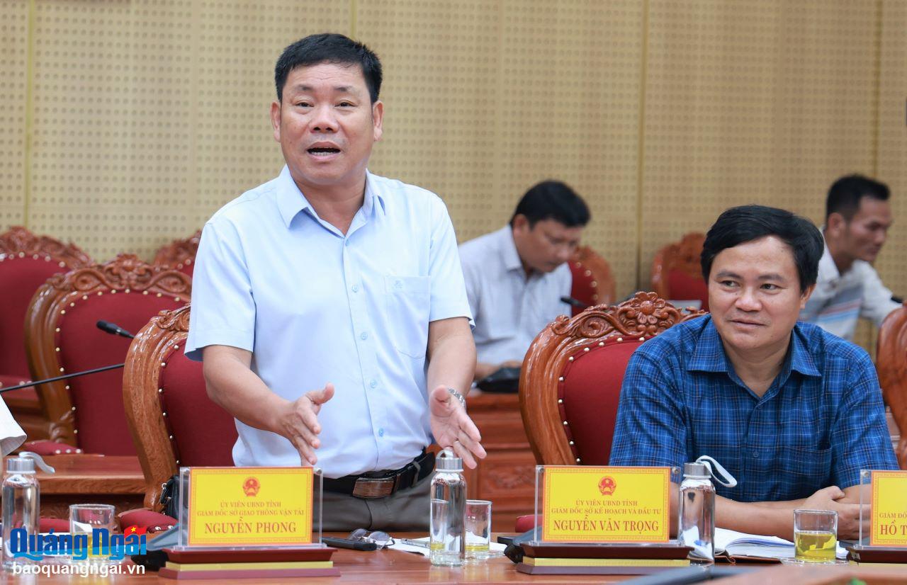 Giám đốc Sở KH&ĐT Nguyễn Văn Trọng báo cáo tại phiên họp.