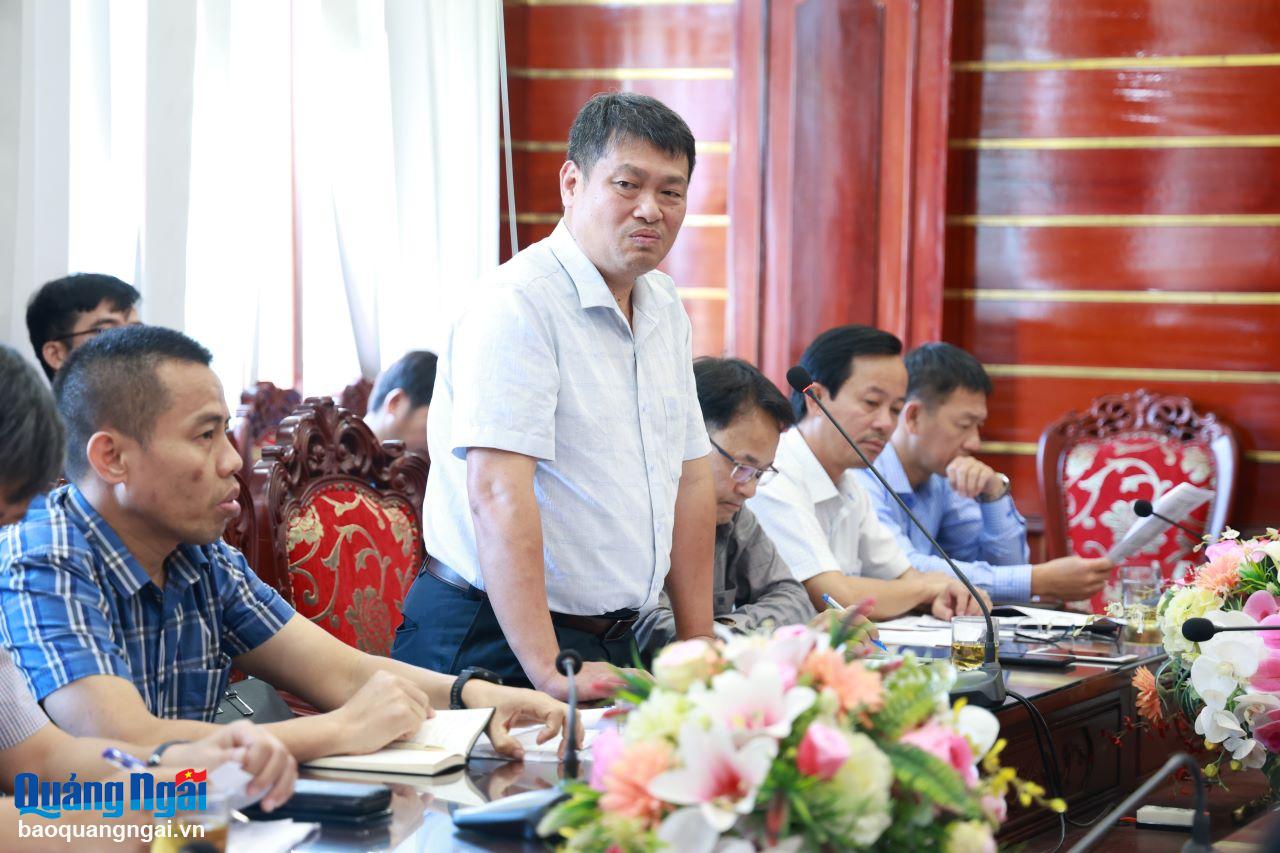 Phó Tổng Giám đốc Tổng công ty Đầu tư Phát triển Đường Cao tốc Việt Nam Đặng Hoài Nam báo cáo tại buổi làm việc.