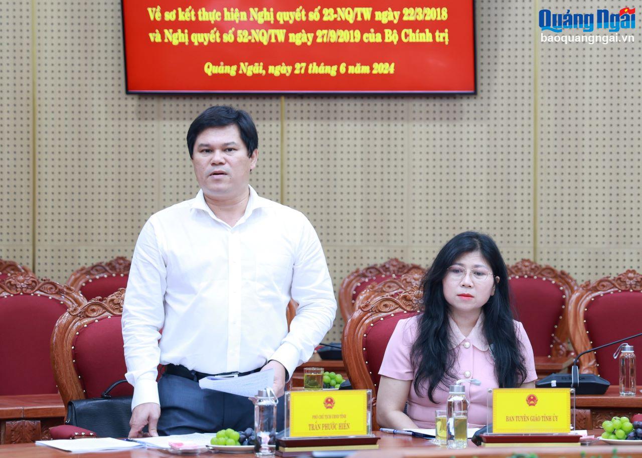 Phó Chủ tịch UBND tỉnh Trần Phước Hiền báo cáo việc thực hiện các Nghị quyết với Đoàn công tác tại buổi làm việc.