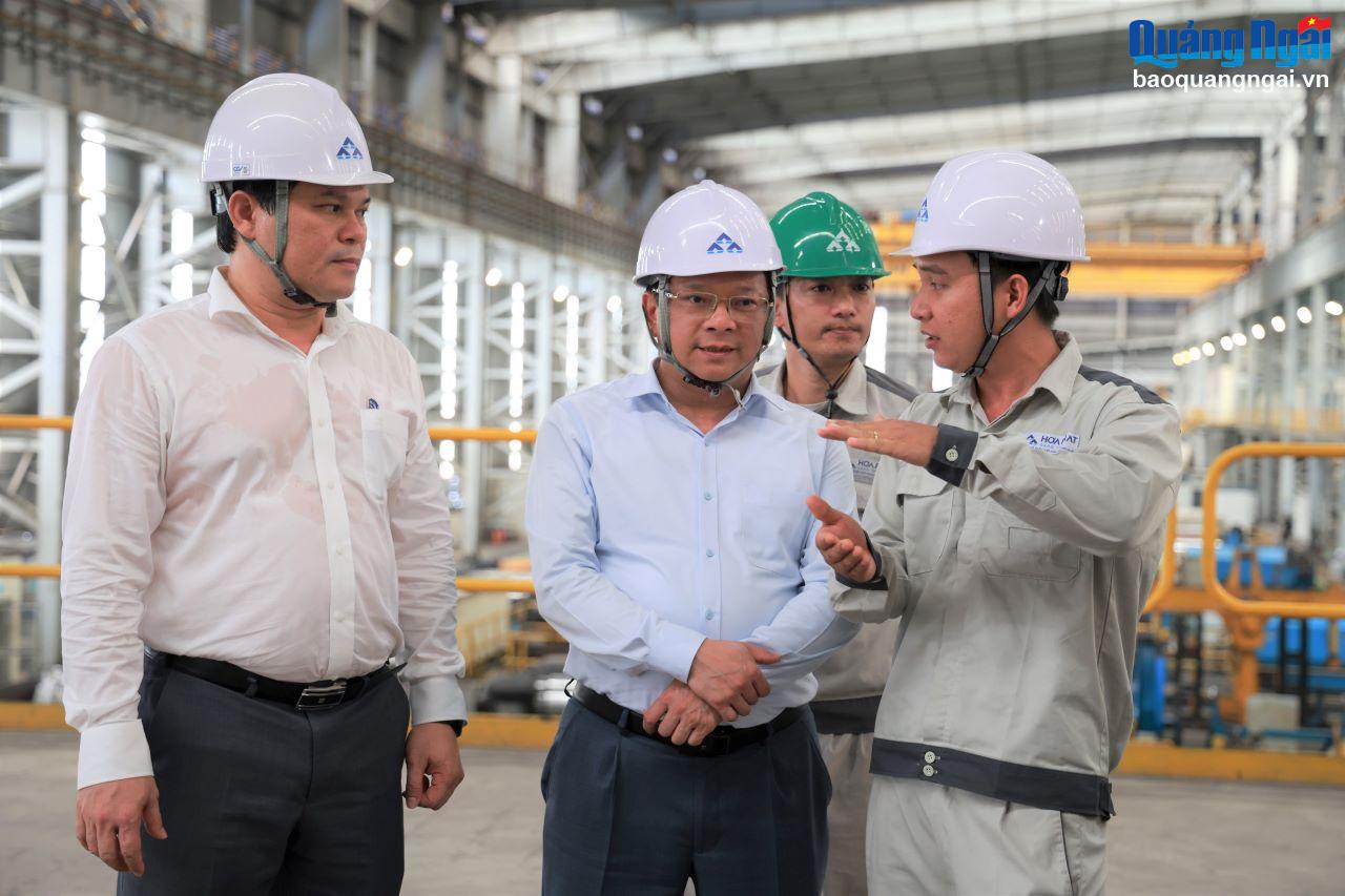 Đoàn công tác của Ban Kinh tế Trung ương và lãnh đạo tỉnh thăm dây chuyền sản xuất nhà máy cán thép trong Khu liên hợp sản xuất gang thép Hòa Phát Dung Quất.