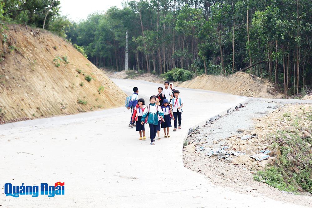 Đường giao thông ở xã Trà Hiệp (Trà Bồng) được bê tông, thuận tiện cho học sinh đến trường. 
Ảnh: NHI PHƯƠNG