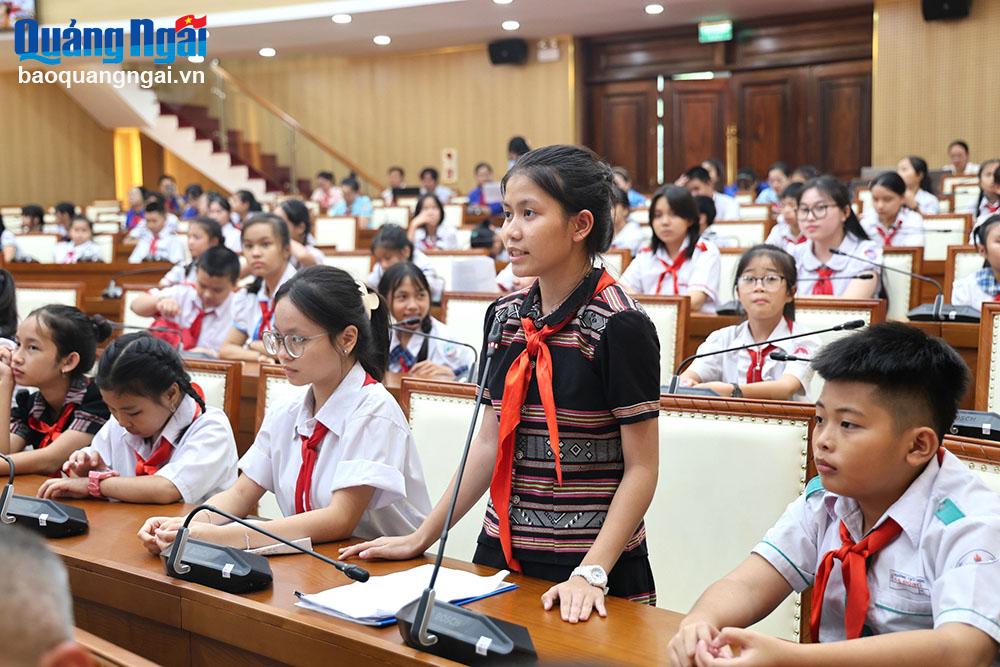 Em Đinh Thị Vương, Trường phổ thông Dân tộc nội trú THCS Sơn Tây (Sơn Tây)  
nêu ý kiến tại Hội nghị tiếp xúc, đối thoại giữa HĐND tỉnh với Hội đồng trẻ em  và  đại diện trẻ em tiêu biểu tỉnh năm 2024. 	            	                             Ảnh: THANH NHÀN