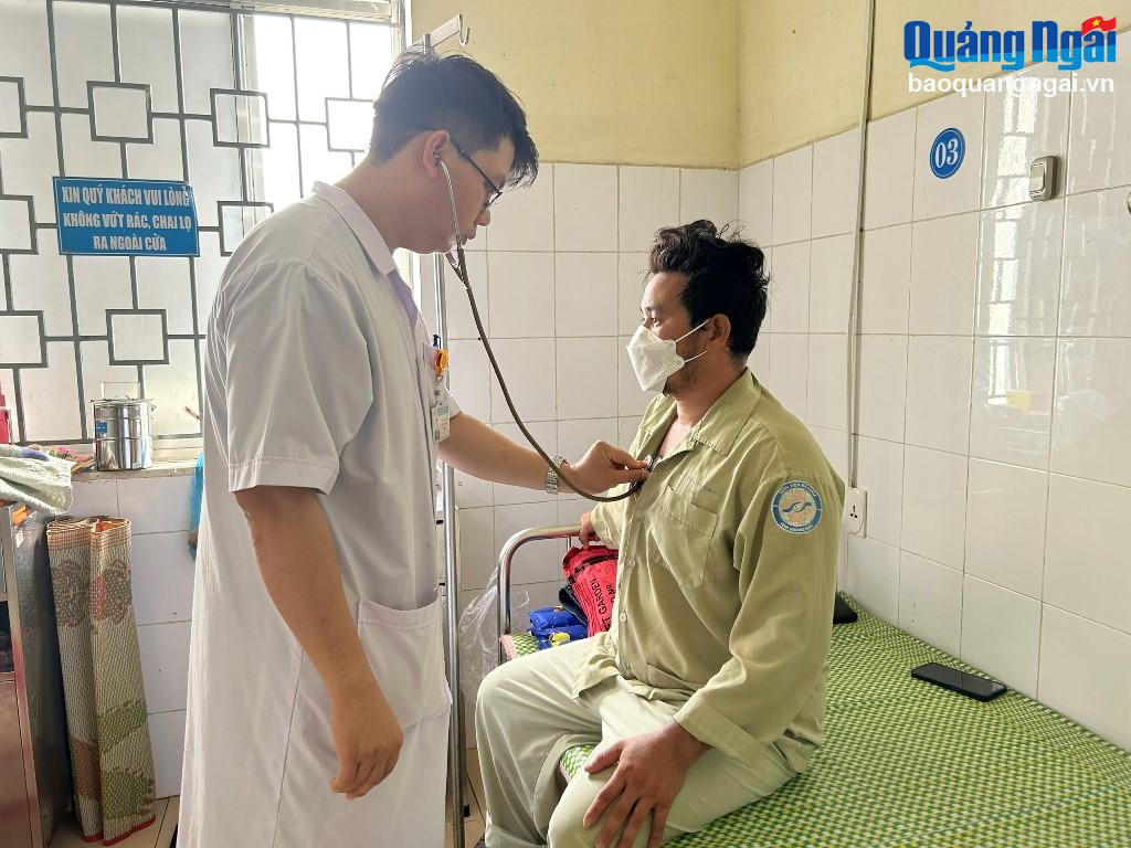 Bác sĩ  Đào Đình Khôi, Khoa Ngoại tổng hợp (Bệnh viện Đa khoa tỉnh) kiểm tra sức khỏe sau phẫu thuật cho bệnh nhân K.