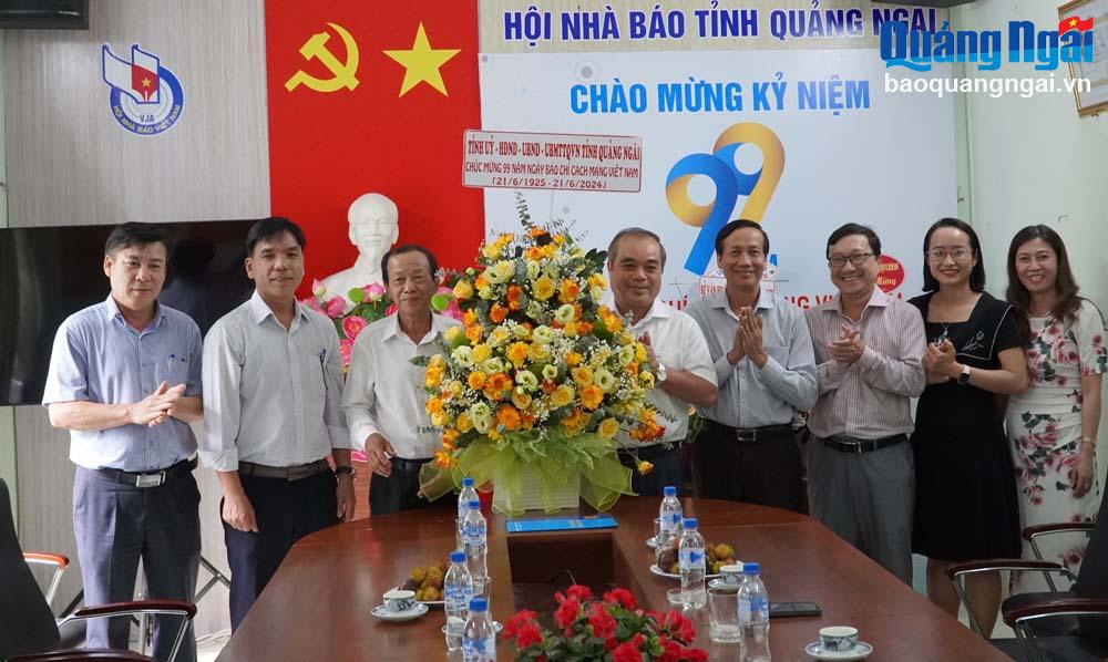 Phó Chủ tịch Thường trực UBND tỉnh Trần Hoàng Tuấn thăm, tặng hoa chúc mừng cán bộ, nhân viên Hội Nhà báo tỉnh.
